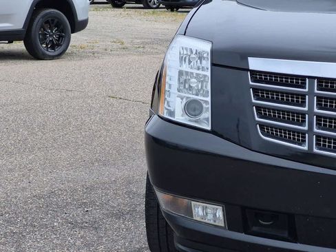 Used 2010 Cadillac Escalade Luxury AWD/4WD image 9