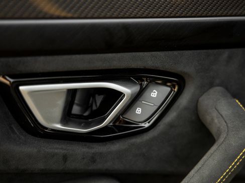 Used 2024 Lamborghini Urus Performante AWD/4WD image 25