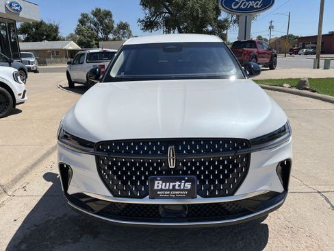 Used 2024 Lincoln Nautilus Premier image 3