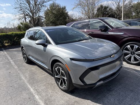 Used 2024 Chevrolet Equinox EV LT image 2