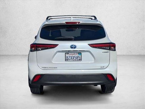 Used 2022 Toyota Highlander XLE AWD/4WD image 7