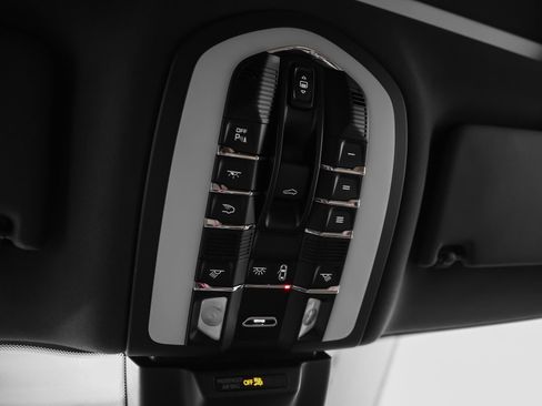 Certified 2023 Porsche Macan AWD/4WD image 36