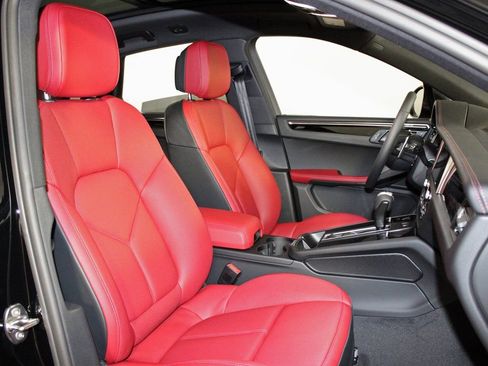 Certified 2025 Porsche Macan AWD/4WD image 37