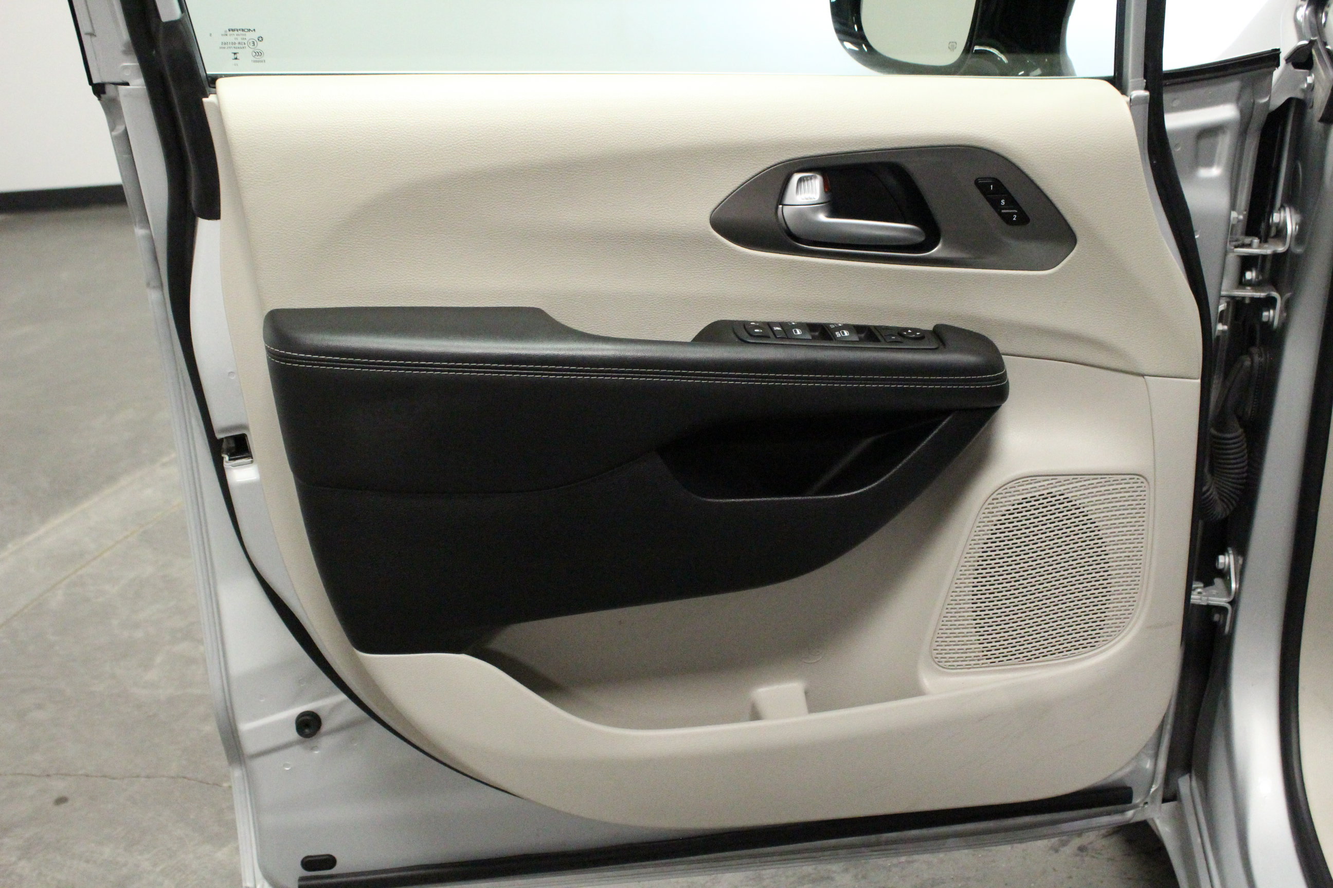 Used 2024 Chrysler Pacifica Touring-L FWD image 19