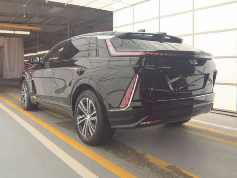 Used 2024 Cadillac Lyriq Luxury AWD/4WD image 6