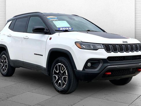 Used 2025 Jeep Compass Trailhawk AWD/4WD image 1