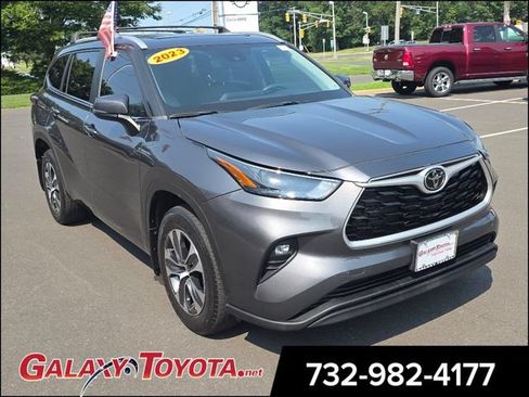 Used 2023 Toyota Highlander XLE AWD/4WD image 1