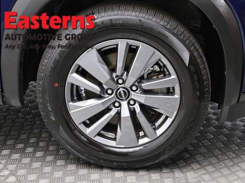 Used 2025 Nissan Pathfinder SV FWD image 31