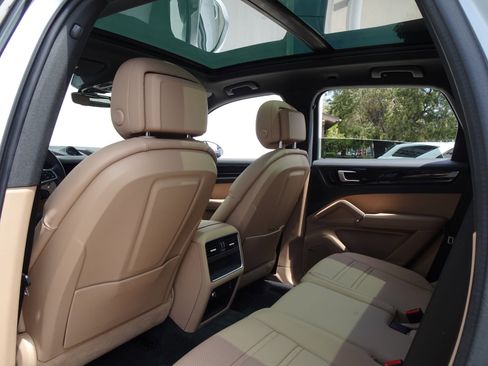 Used 2021 Porsche Cayenne E-Hybrid AWD/4WD image 12