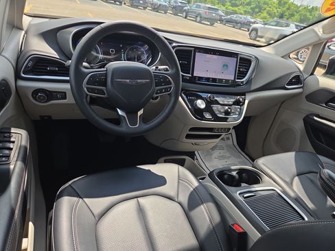 Used 2024 Chrysler Pacifica Touring-L FWD image 8