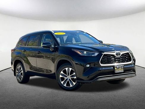Certified 2024 Toyota Highlander XLE AWD/4WD image 2