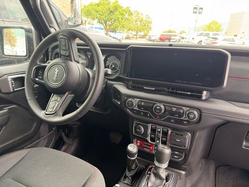 Used 2025 Jeep Wrangler Unlimited Rubicon AWD/4WD image 9