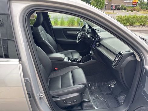 Certified 2025 Volvo XC40 B5 Plus AWD/4WD image 15