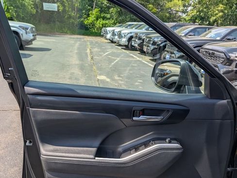 Certified 2024 Toyota Highlander XLE AWD/4WD image 12