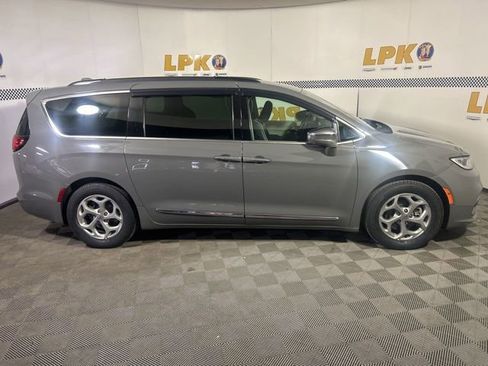 Used 2022 Chrysler Pacifica Limited FWD image 5