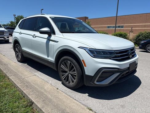 Used 2024 Volkswagen Tiguan SE AWD/4WD image 2