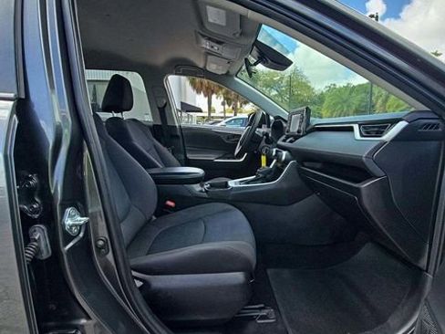 Used 2021 Toyota RAV4 LE image 12