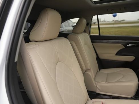 Used 2022 Toyota Highlander Platinum image 17