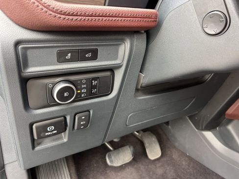 Used 2022 Ford Expedition Limited image 11