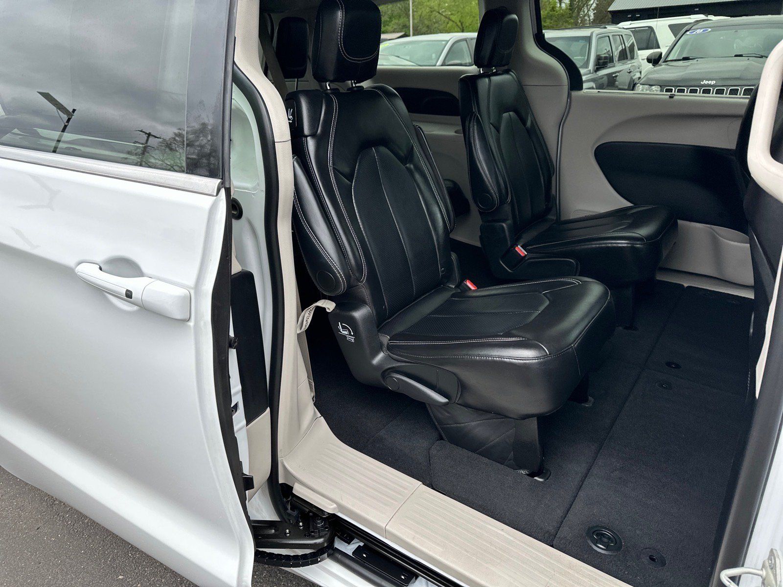 Used 2024 Chrysler Pacifica Touring-L FWD image 14