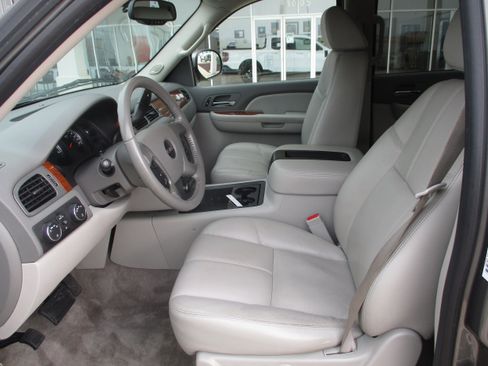 Used 2008 GMC Yukon XL SLT w/ SLT Preferred Equipment Group image 4