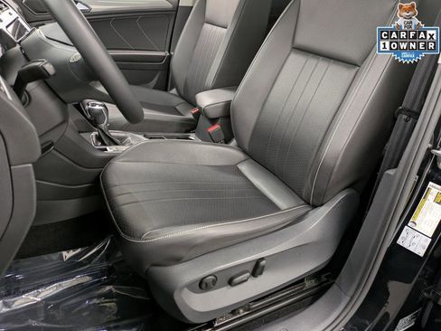 Used 2022 Volkswagen Tiguan SE w/ Panoramic Sunroof Package image 12