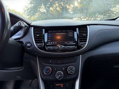 Used 2022 Chevrolet Trax LT w/ LT Convenience Package AWD/4WD image 11