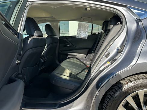 Used 2019 Lexus ES 300h w/ Luxury Package image 20