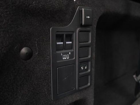 Used 2023 Land Rover Discovery S R-Dynamic image 30