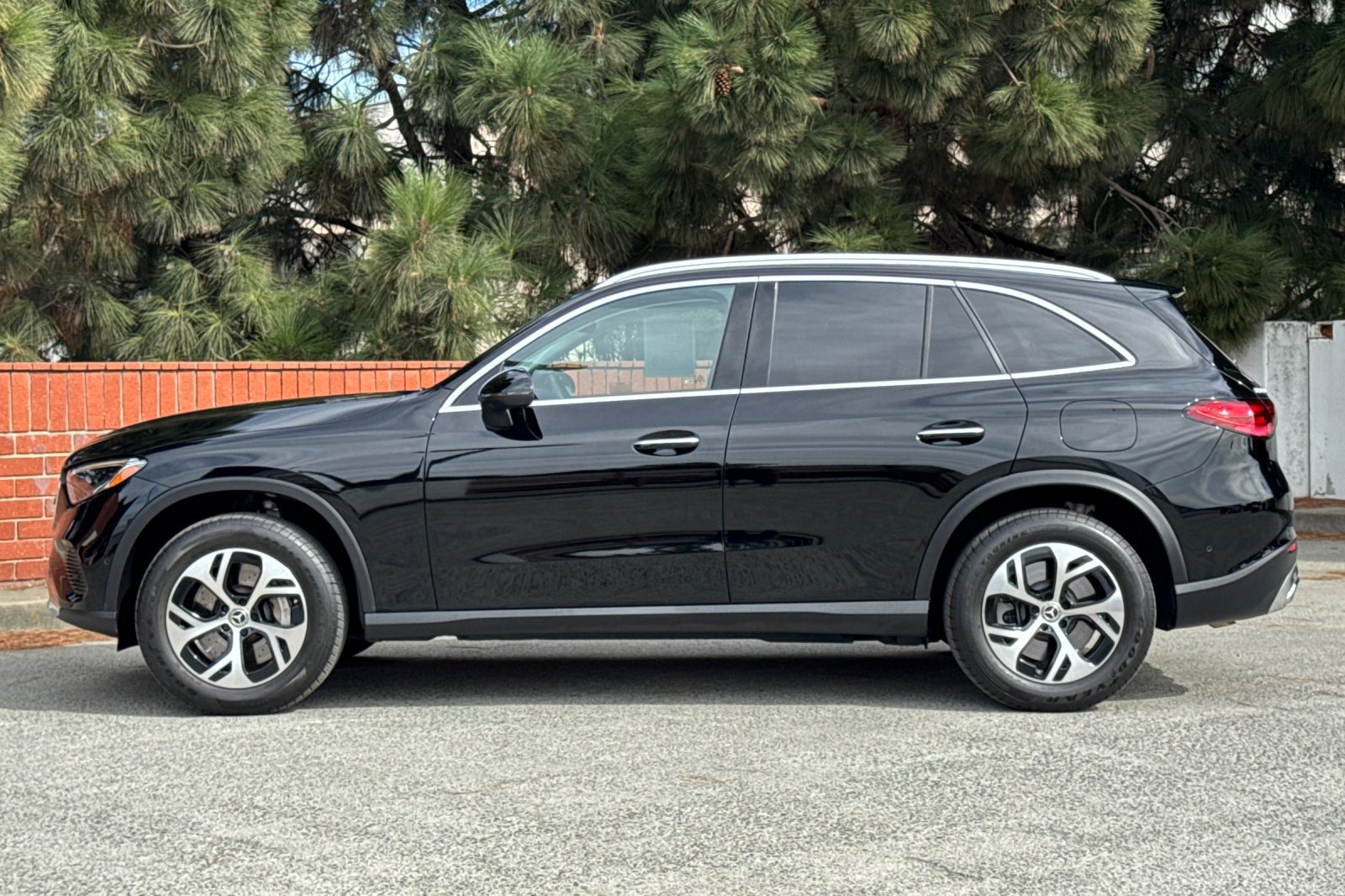 Used 2025 Mercedes-Benz GLC 350e 4MATIC image 7