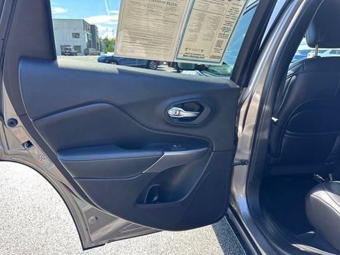 Used 2020 Jeep Cherokee Latitude Plus w/ Comfort/Convenience Group AWD/4WD image 22