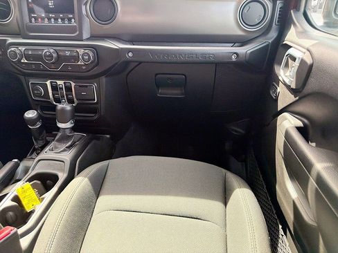 Used 2022 Jeep Wrangler Unlimited Sport AWD/4WD image 17