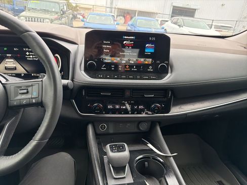 Used 2021 Nissan Rogue Platinum image 10