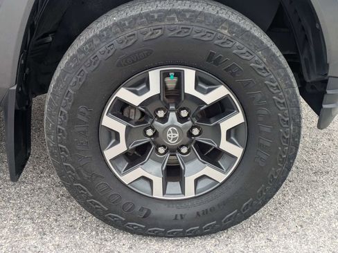 Used 2017 Toyota Tacoma TRD Sport w/ Tow Package AWD/4WD image 11