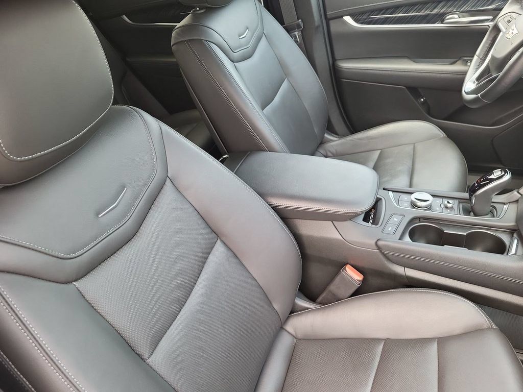 Used 2025 Cadillac XT6 Premium Luxury AWD/4WD image 35