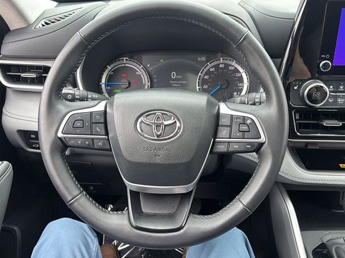 Used 2024 Toyota Highlander XLE image 26