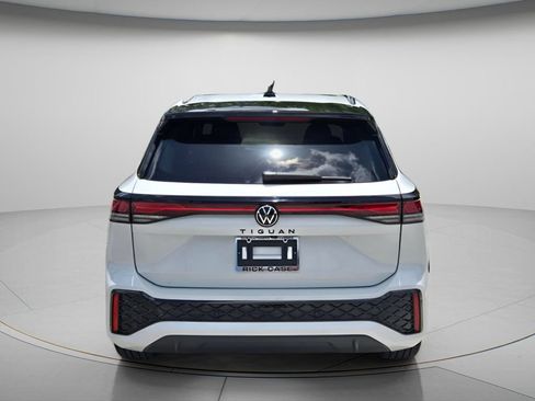 Certified 2025 Volkswagen Tiguan SE R-Line FWD image 6