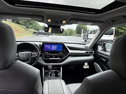 Used 2020 Toyota Highlander XLE AWD/4WD image 37