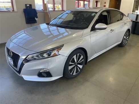 Used 2019 Nissan Altima 2.5 SV image 2
