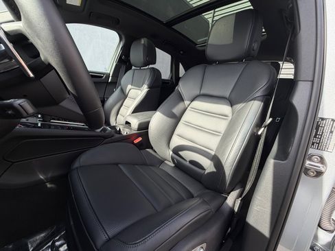 Certified 2025 Porsche Macan AWD/4WD image 9