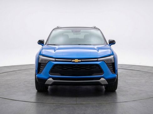 Used 2025 Chevrolet Blazer LT image 2