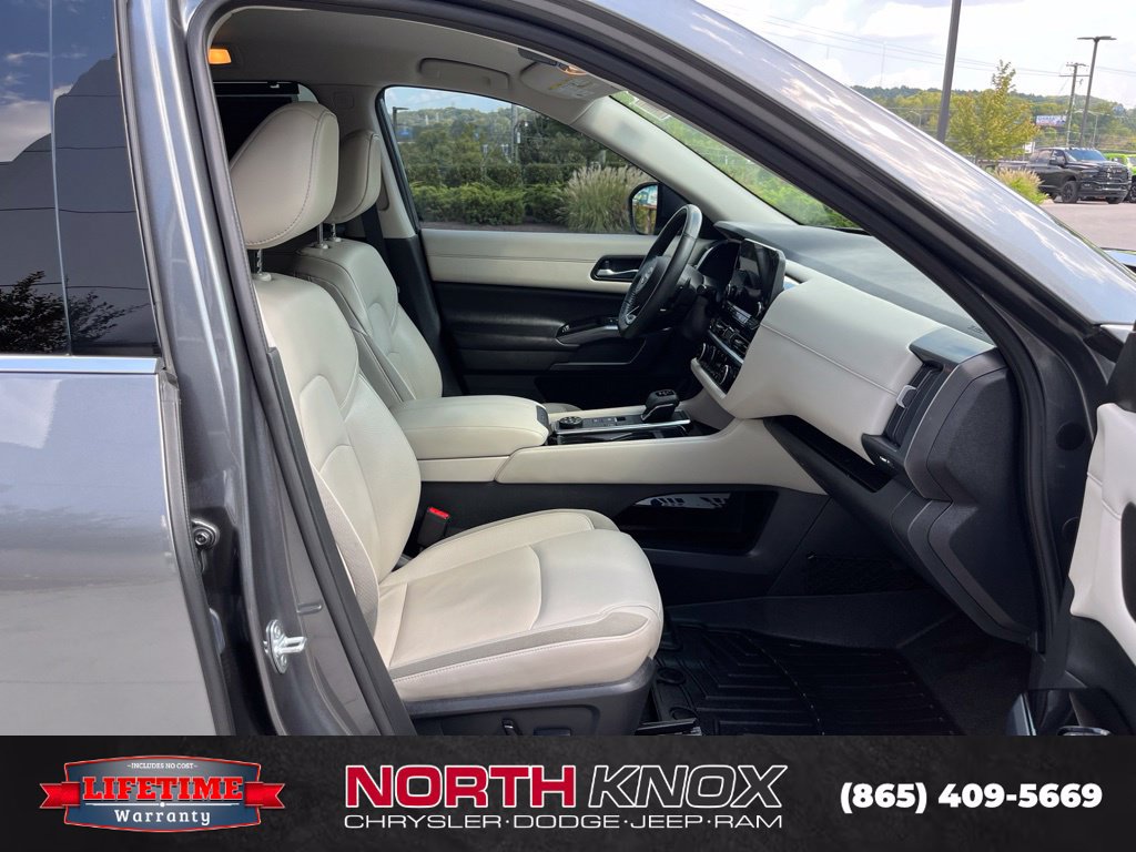Used 2022 Nissan Pathfinder SL w/ SL Black Package AWD/4WD image 25