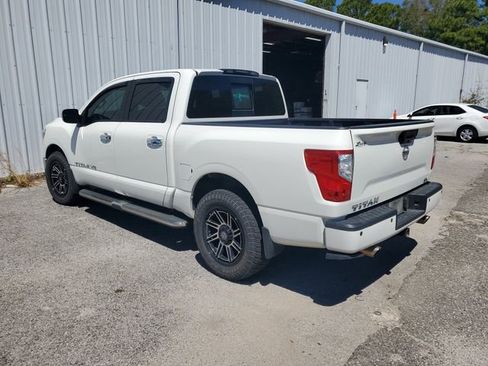 Used 2019 Nissan Titan SV w/ SV Convenience Package image 3