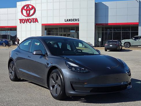 Used 2023 Tesla Model 3 Standard Range image 1