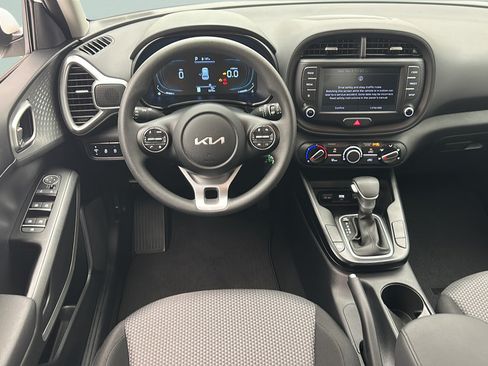 Used 2025 Kia Soul LX w/ LX Technology Package FWD image 11