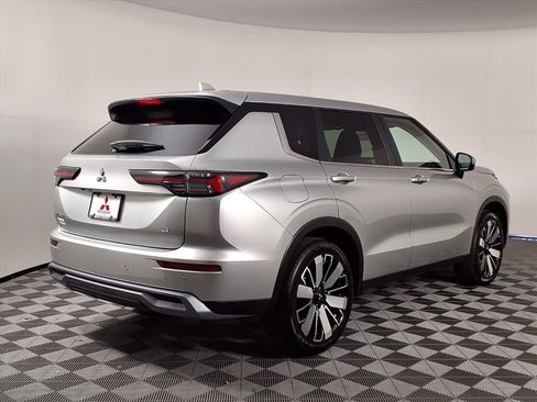 Used 2025 Mitsubishi Outlander SE image 28
