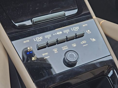 Certified 2025 Porsche Cayenne AWD/4WD image 19