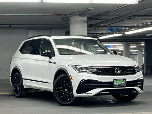 Certified 2022 Volkswagen Tiguan SE R-Line image 2
