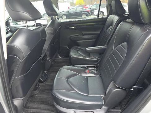 Used 2021 Toyota Highlander XLE image 9