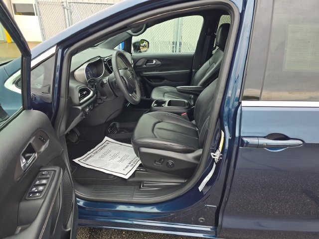 Used 2025 Chrysler Pacifica Select FWD image 9